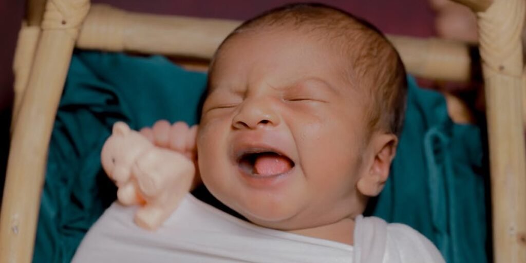Baby schläft auf der Seite: Ist das sicher? Tipps für Eltern