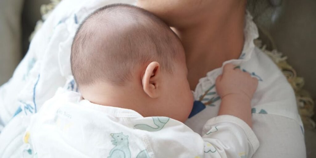 Baby schläft nicht alleine: Tipps für Förderung der Selbstständigkeit