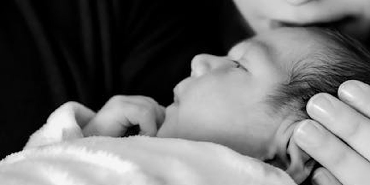 Baby schläft unruhig und wälzt sich: Ursachen und Tipps