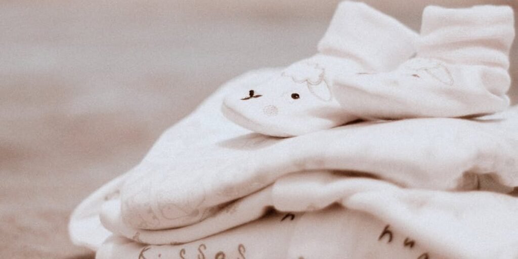 Babys zum Schlafen anziehen: Sicherheit und Komfort kombinieren