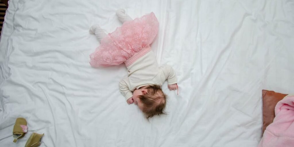 Babys Bewegungen im Schlaf: Arme und Beine fuchteln verstehen