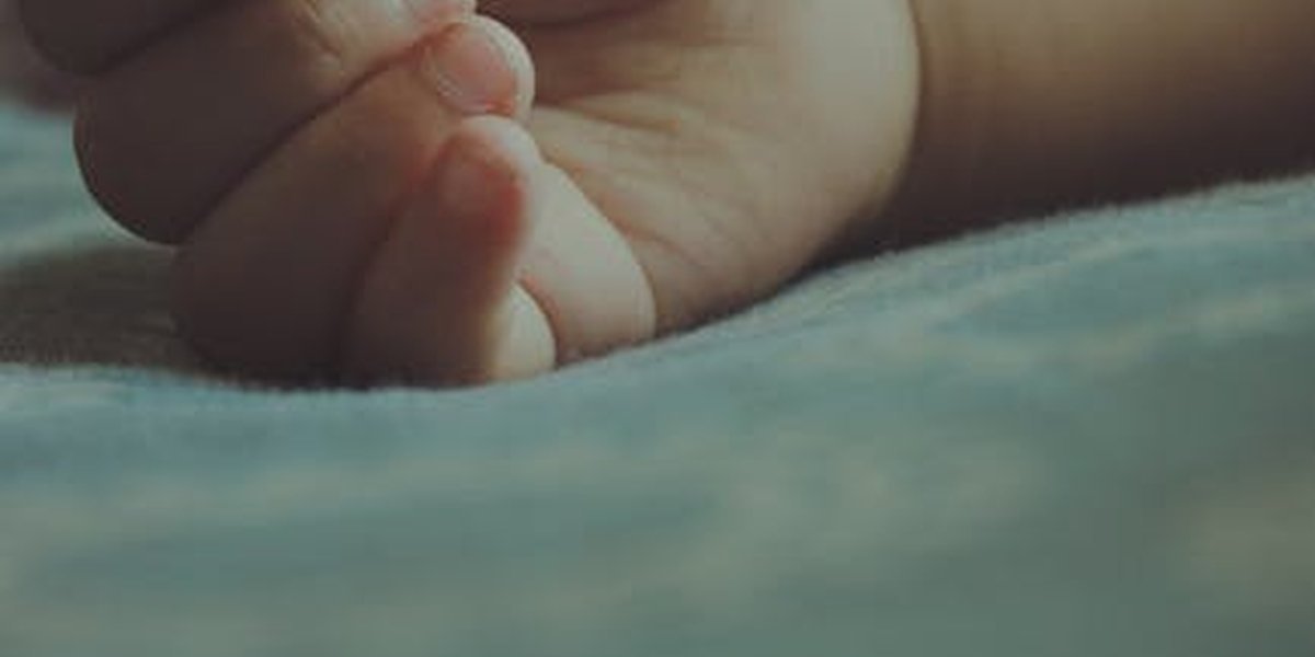 Baby stöhnt beim Schlafen: Ursachen und was es bedeutet