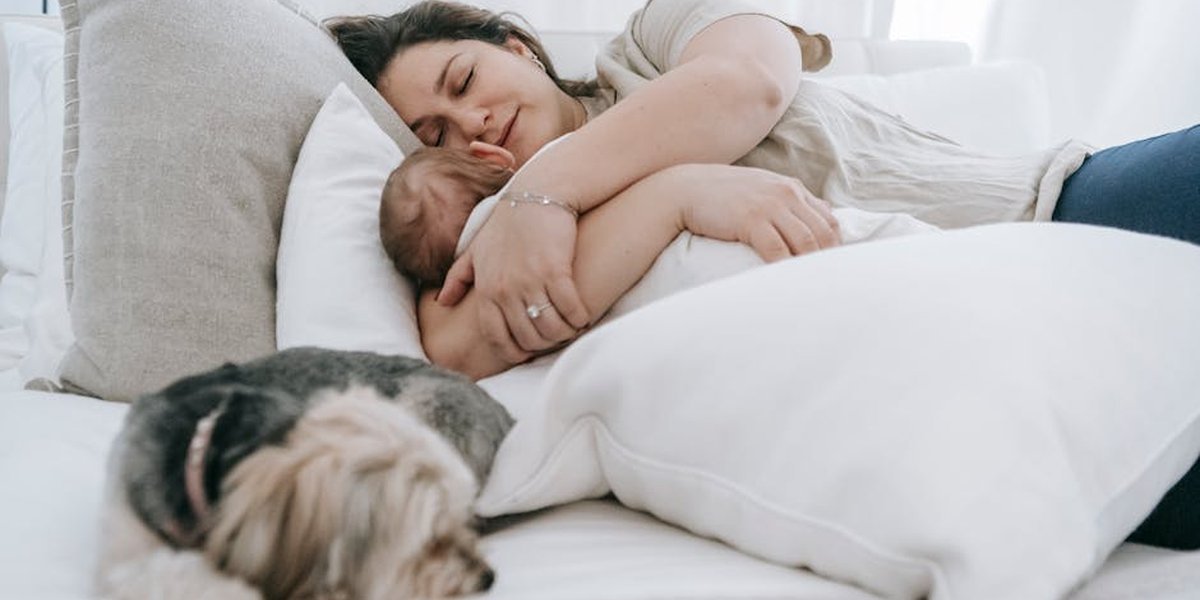 Baby wacht nachts stündlich auf: Was Eltern tun können