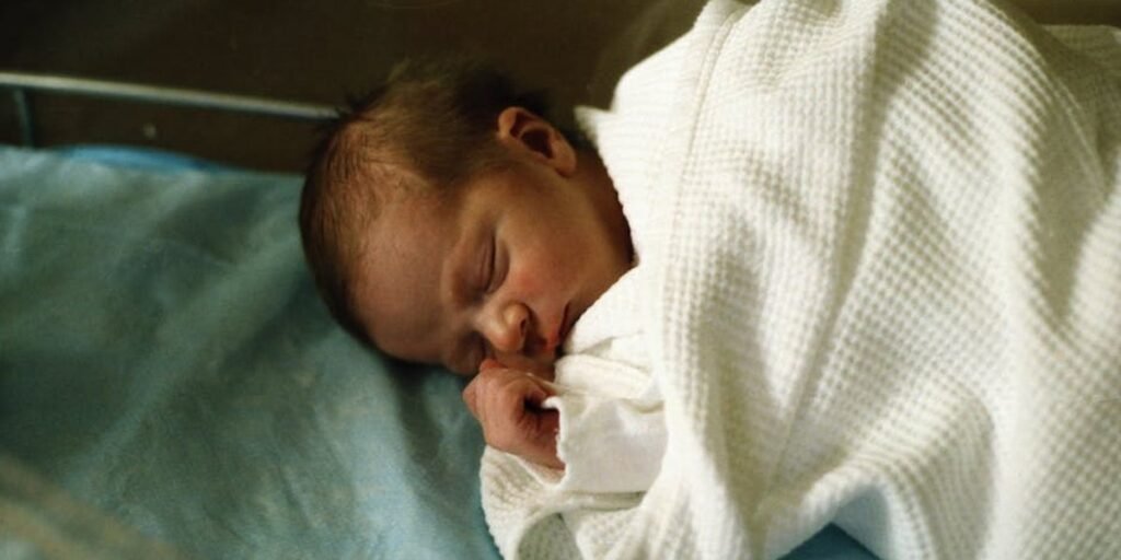 Baby schläft nur bei Mama oder Papa: Tipps für mehr Selbstständigkeit