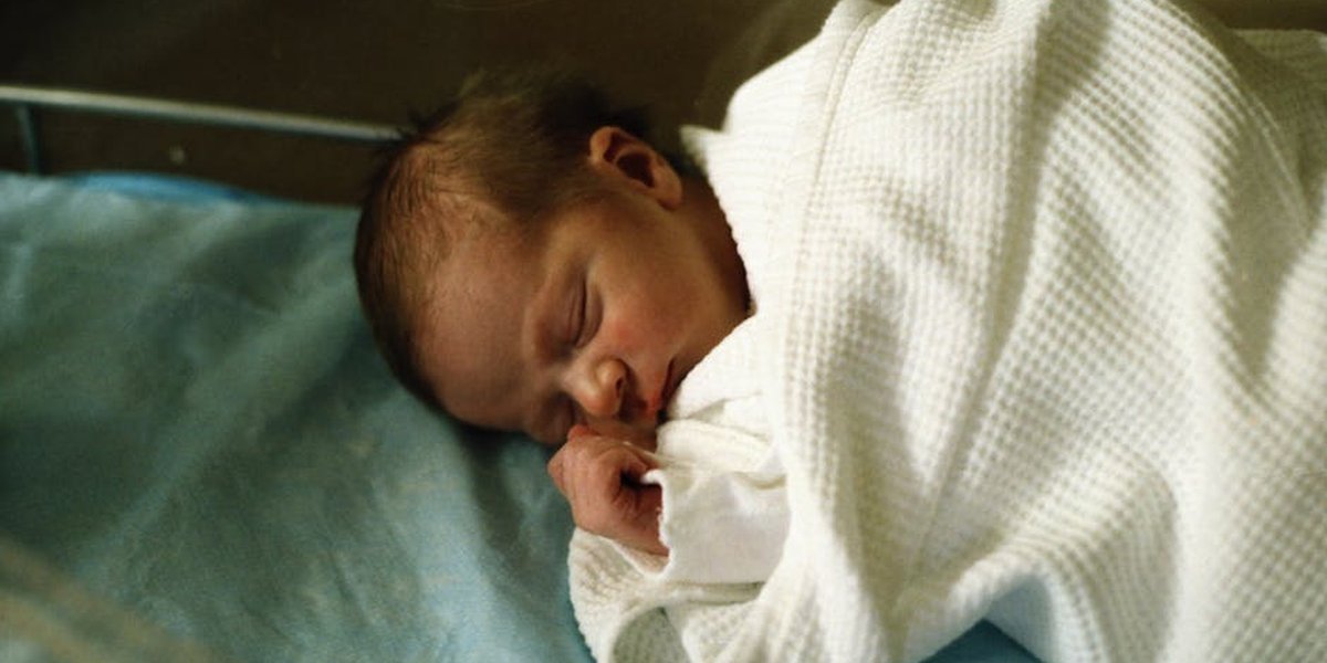 Baby schläft nur bei Mama oder Papa: Tipps für mehr Selbstständigkeit